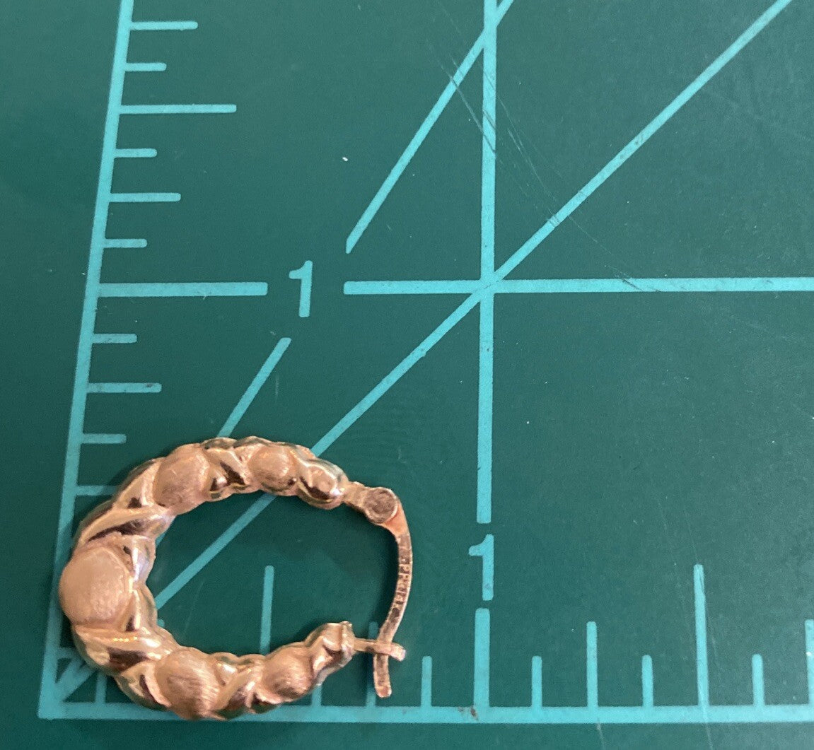 1.2g 14K Yellow Gold Oval Shaped Hoop Earrings