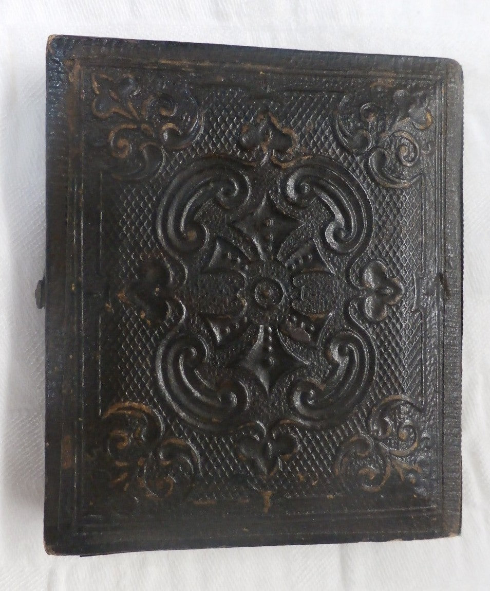 Antique Daguerreotype in hinged case Handsome Young Man 2 x 2 1/2" ninth plate