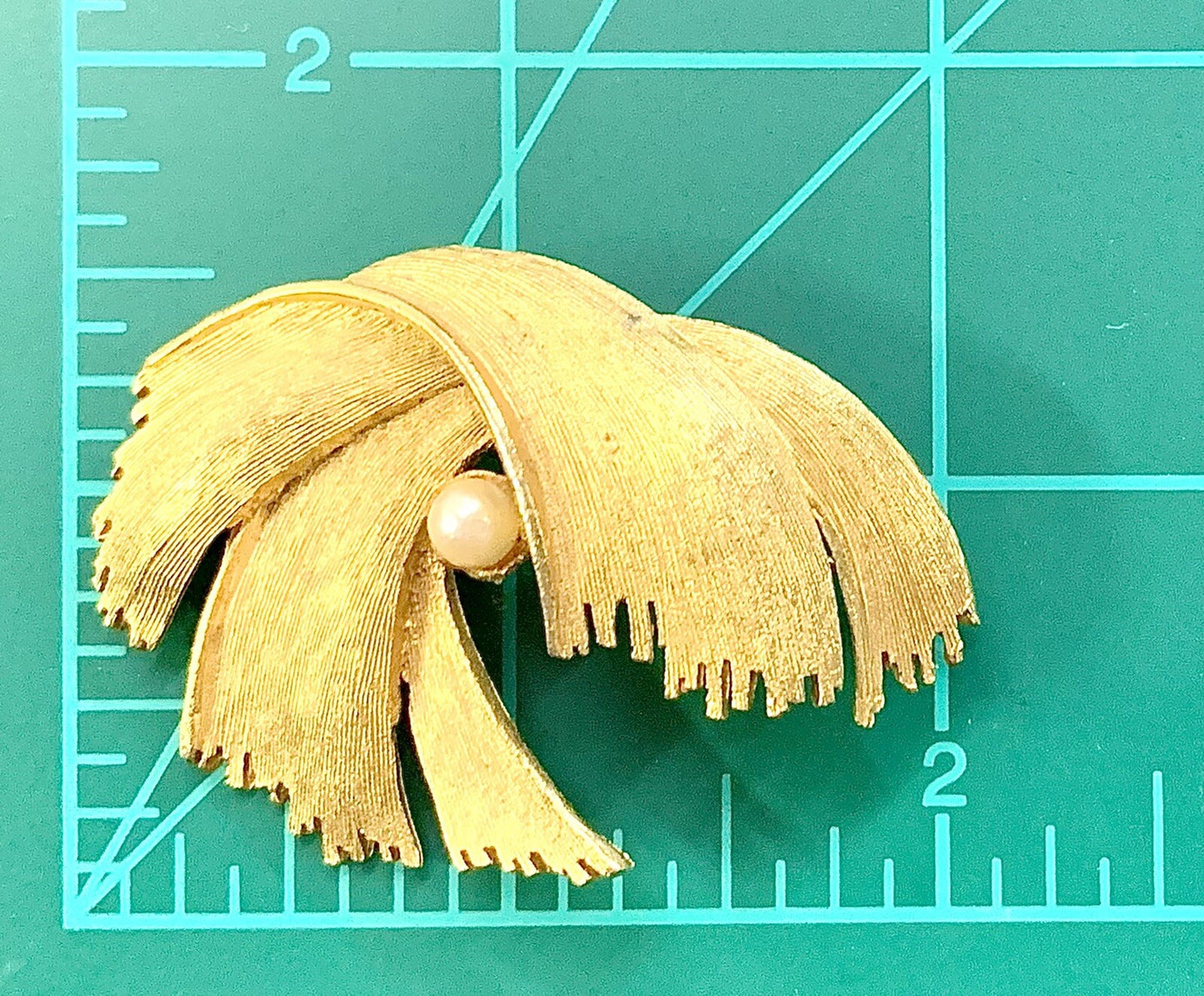 Vintage Gold Tone BSK Signed Stylized Leaf Brooch Pin w/ Single Pearl