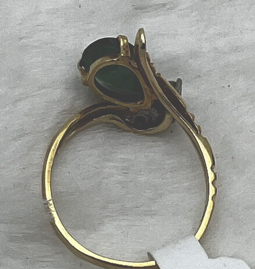 18 K Yellow Gold Ring Pear Shape Genuine Emerald with 3 diamonds 2.4 g sz 5,25