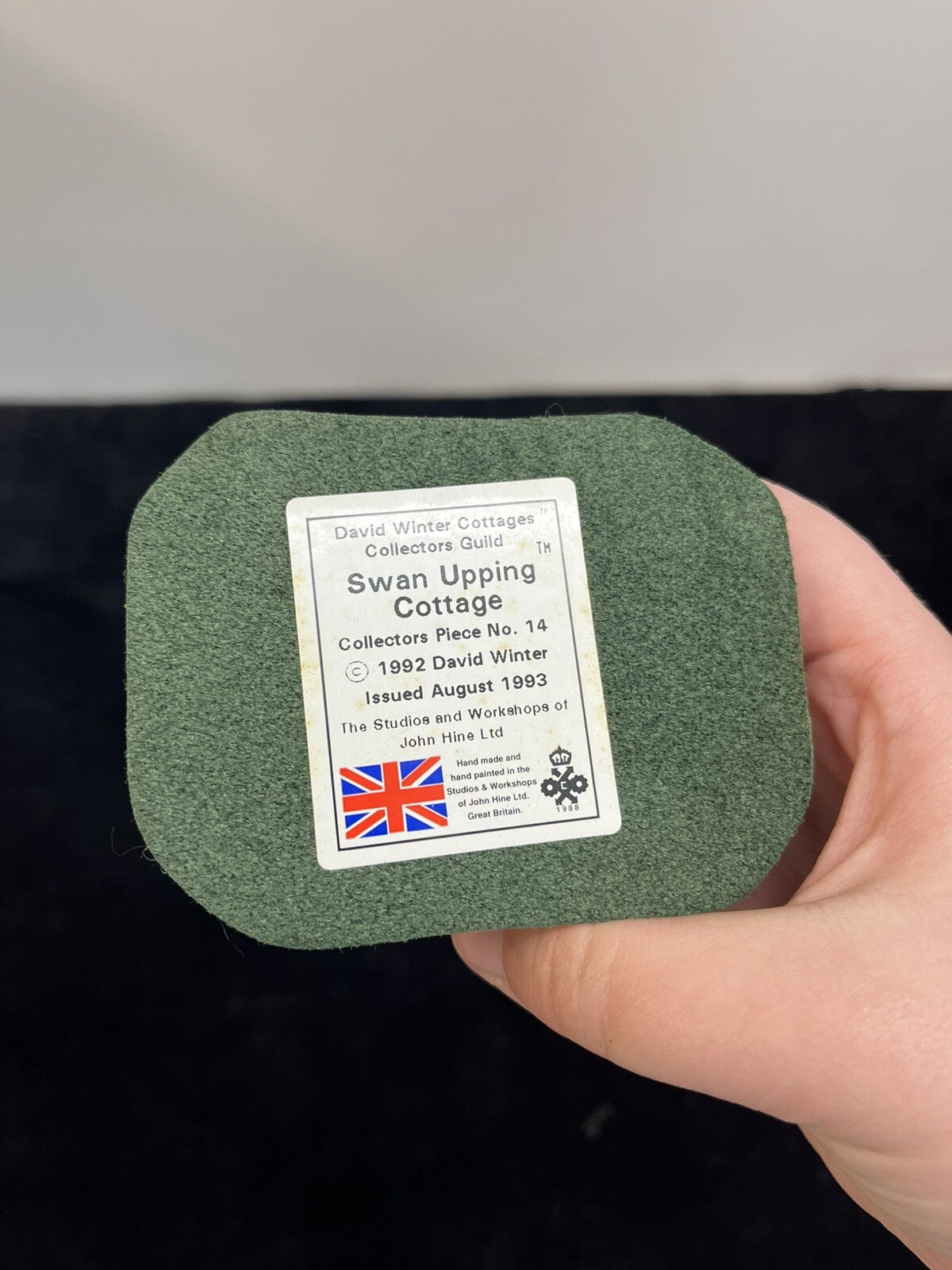 1993 David Winter Cottages Collectors Guild #14 Swan Upping Cottage in Box