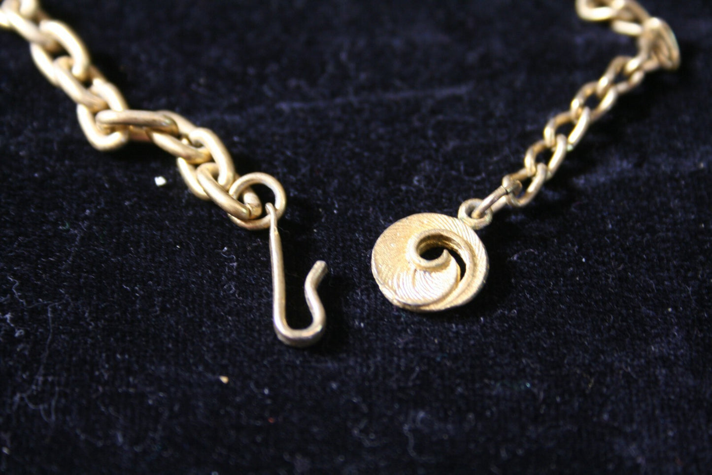 LISNER Goldtone Pendant Runway Necklace  24 INCH LONG DROP  WITH TASSEL 4 INCH