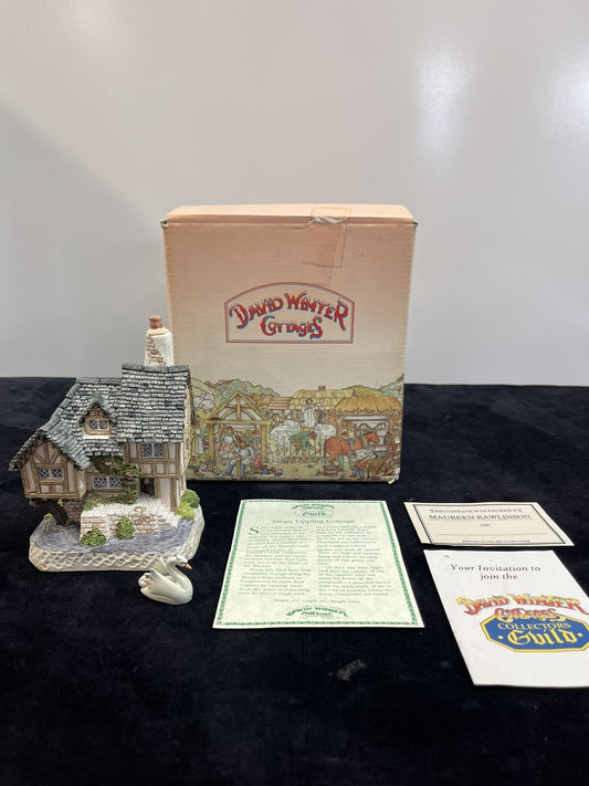 1993 David Winter Cottages Collectors Guild #14 Swan Upping Cottage in Box