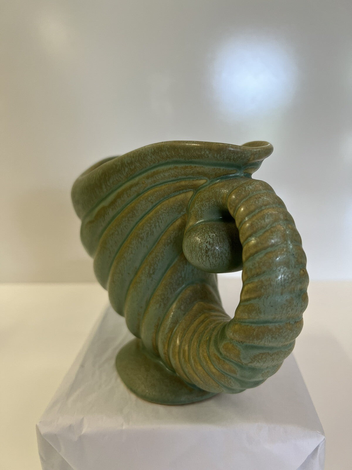 ROSEVILLE U.S.A. 556-6" CORNUCOPIA  Green Horn of Plenty Capri Line