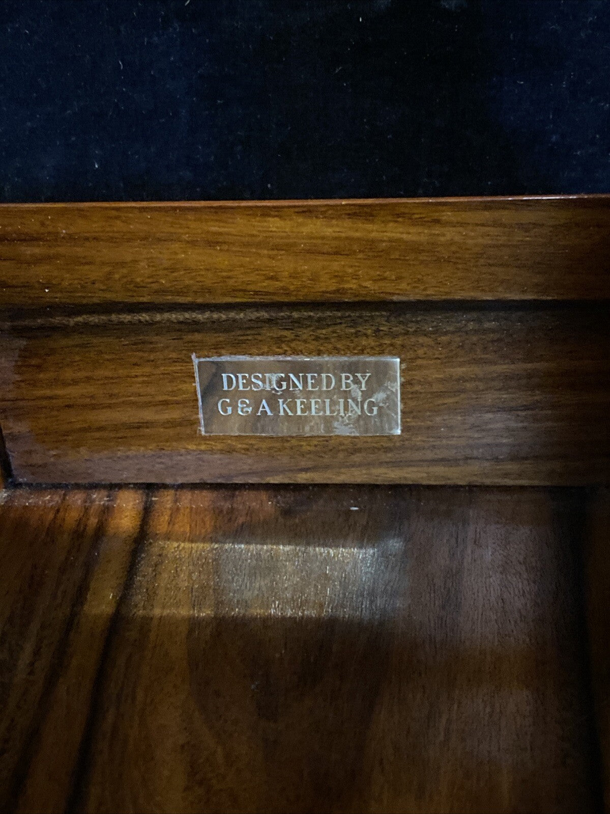 ENGLISH ROSEWOOD BRASS-MOUNTED TANTALUS SINGLE CUT GLASS DECANTER LIQUOR CADDIE