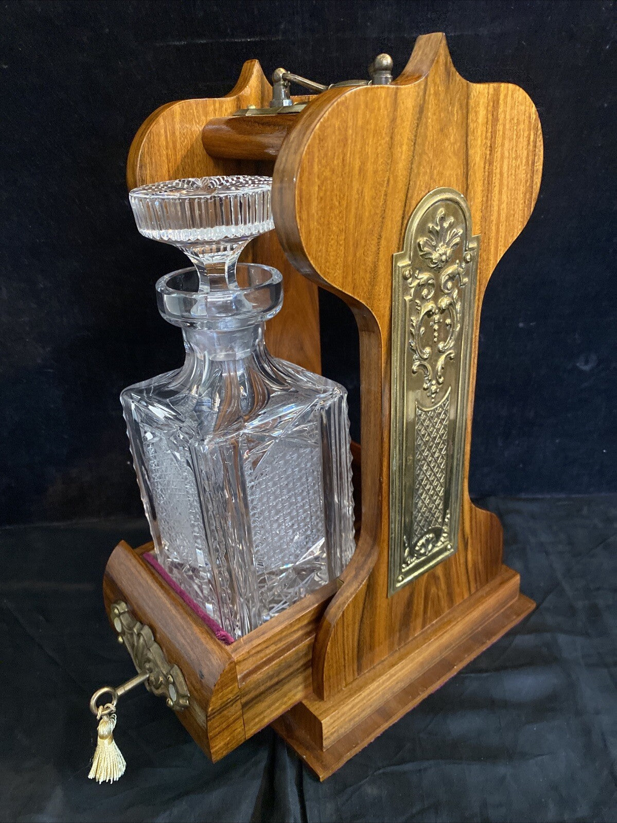 ENGLISH ROSEWOOD BRASS-MOUNTED TANTALUS SINGLE CUT GLASS DECANTER LIQUOR CADDIE