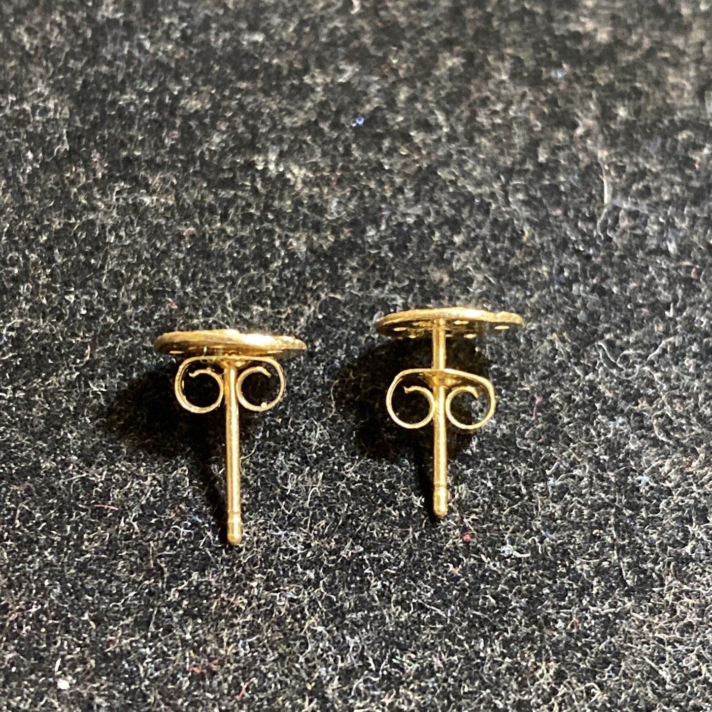 14K Yellow Gold Sand Dollar Stud Earrings .78g 6.99mm