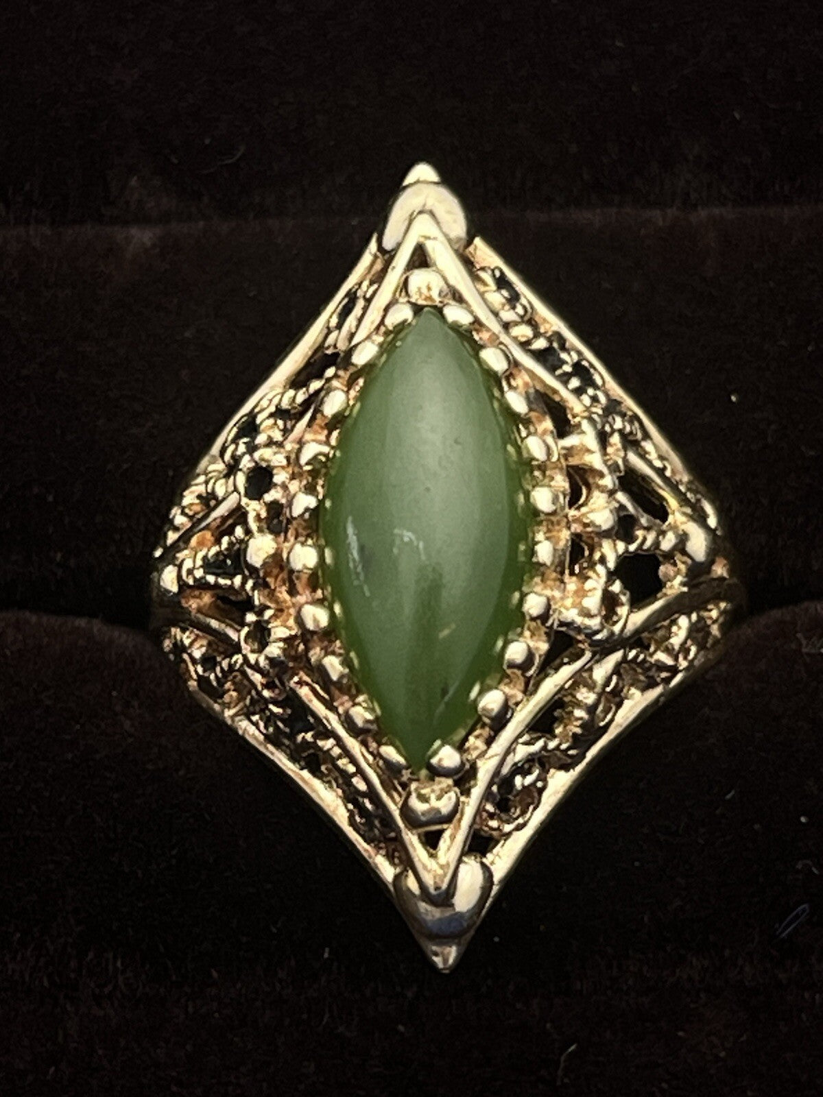 10k Yellow Gold Filigree Ring with  Jade center stone  size 6.5 weighs 5.6 grams