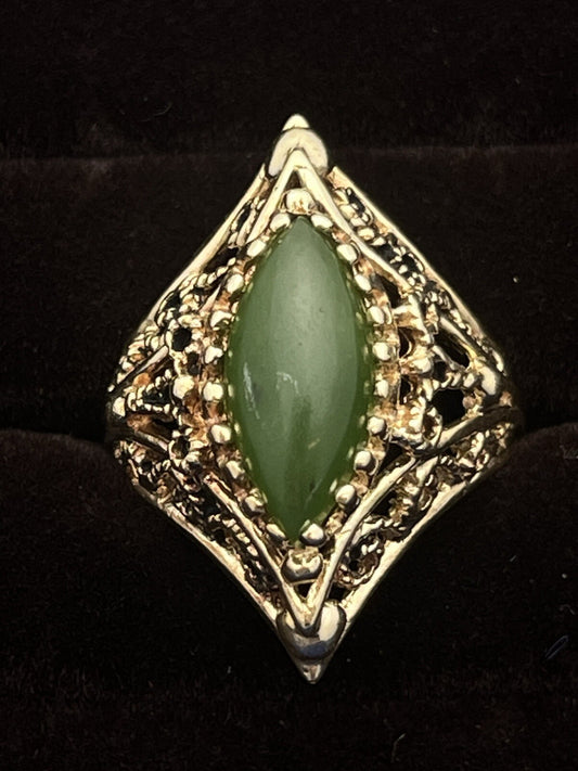 10k Yellow Gold Filigree Ring with  Jade center stone  size 6.5 weighs 5.6 grams