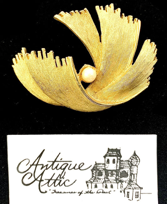 Vintage Gold Tone BSK Signed Stylized Leaf Brooch Pin w/ Single Pearl