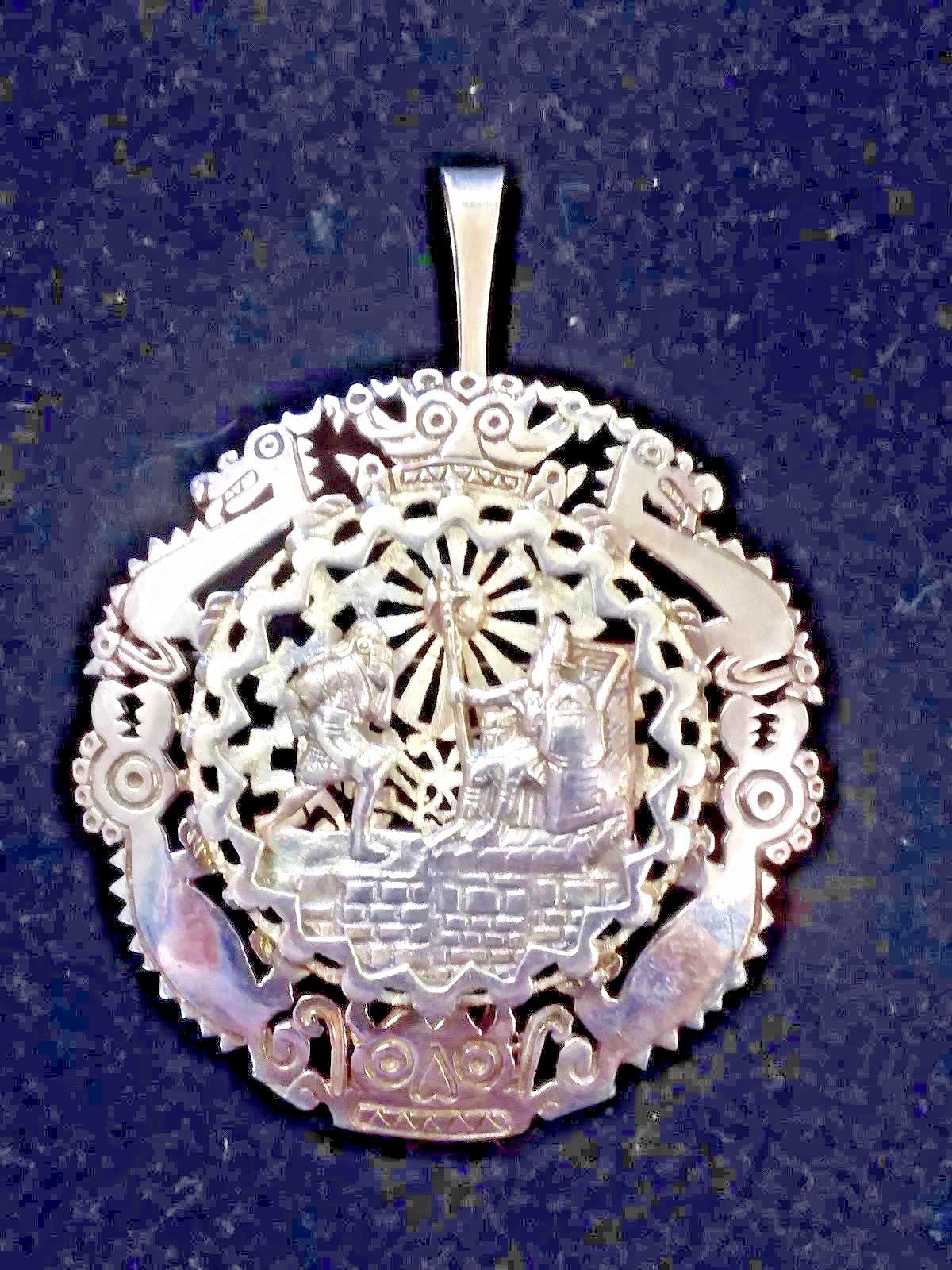 25g Vtg Arte Orfebre Peru Sterling Silver Round Carved Pin Pendant 3D Incan King