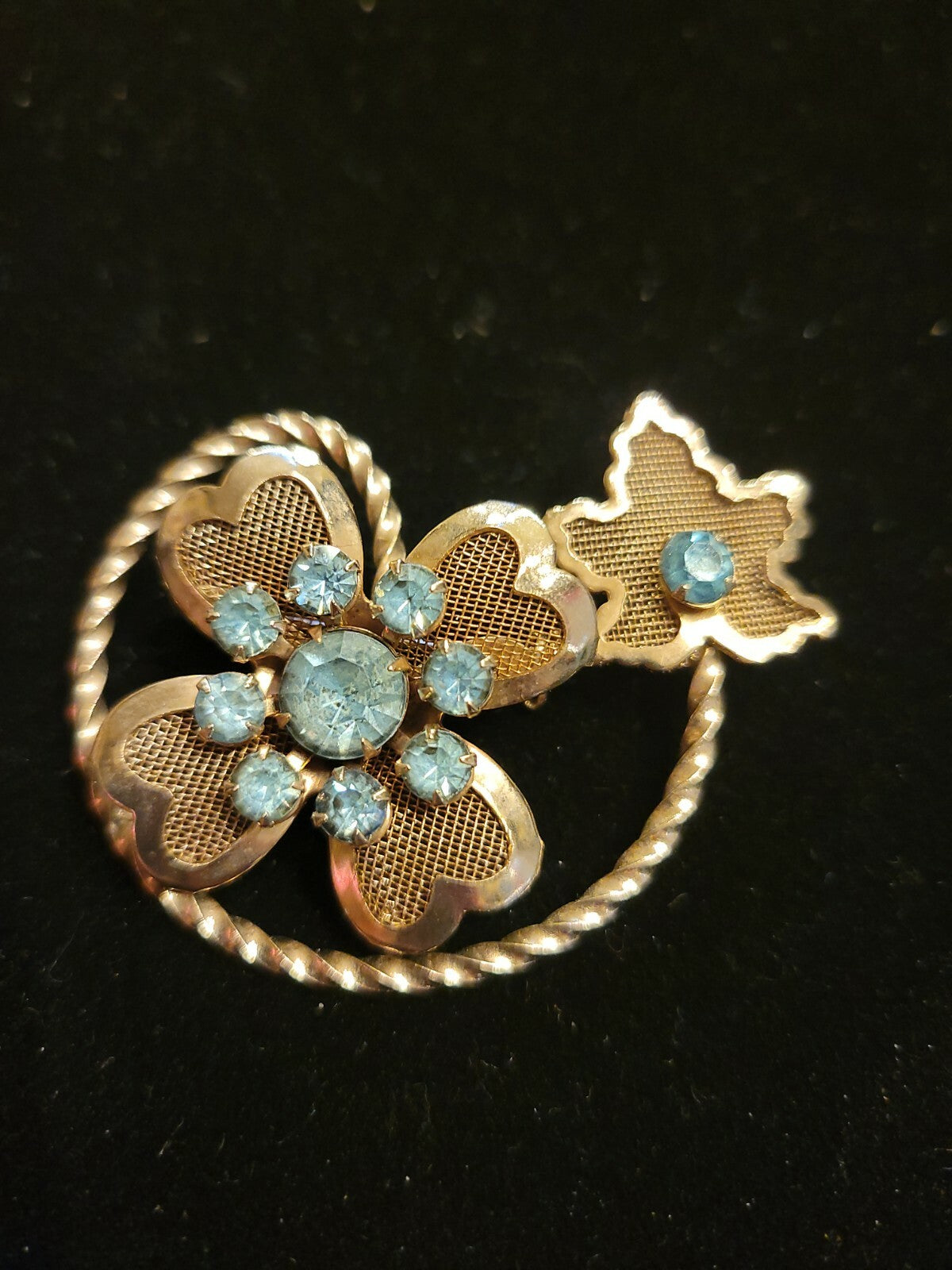 1940s PIN BROOCH- Gold Tone Four 4 Leaf Clover Blue Rhinestones