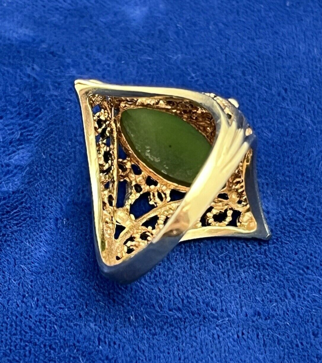 10k Yellow Gold Filigree Ring with  Jade center stone  size 6.5 weighs 5.6 grams