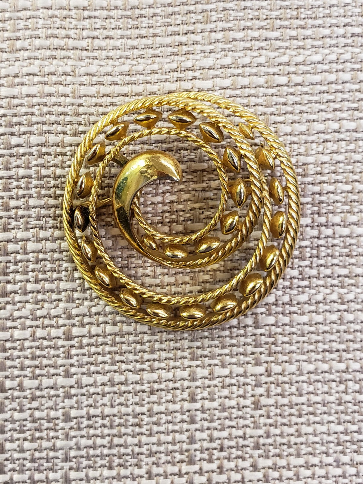 Jewels By Trifari Interlude Gold Tone Circle Swirl Vintage Pin Brooch
