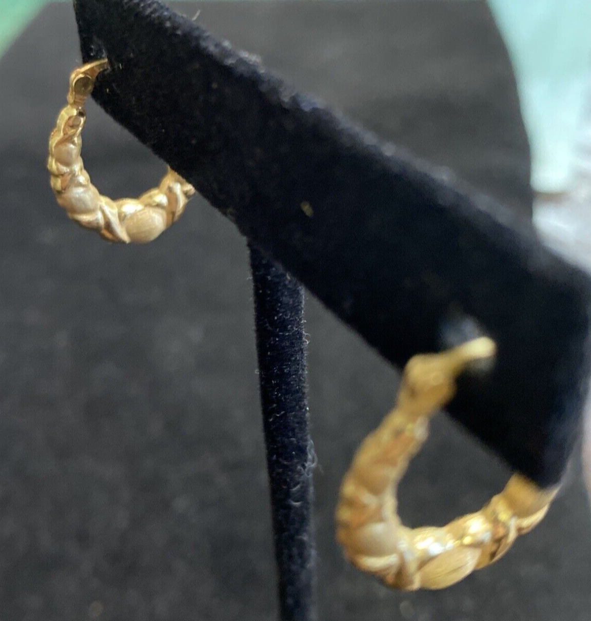 1.2g 14K Yellow Gold Oval Shaped Hoop Earrings