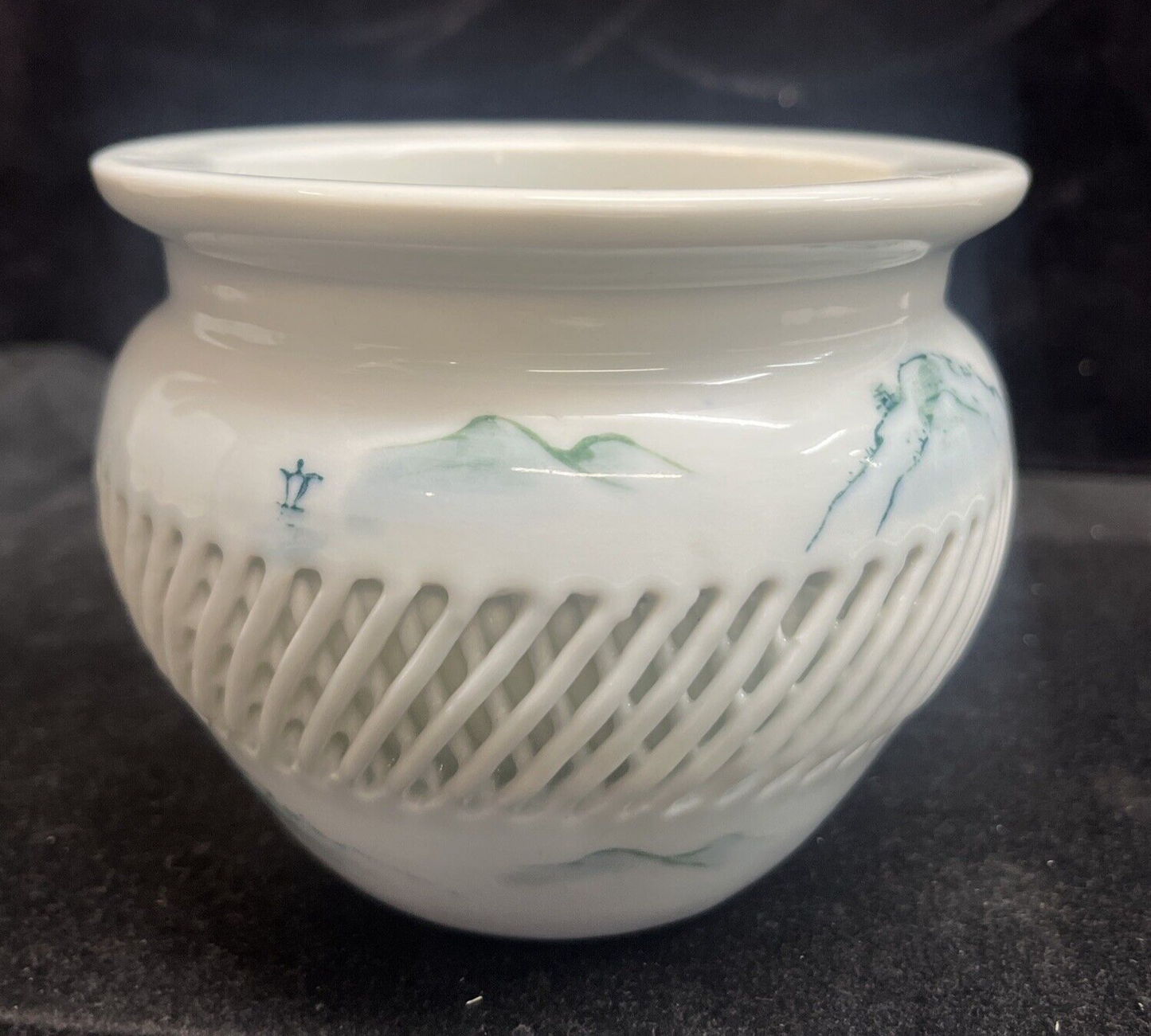 Mid-Century Hand Painted Imari Japan "Mountain Sea" Woven Lattice Vase 7"