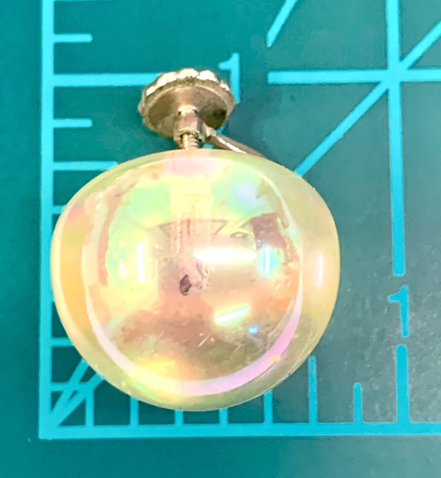 VTG.RICHELIEU WHITE IRIDESCENT LUCITE SCREW BACK EARRINGS