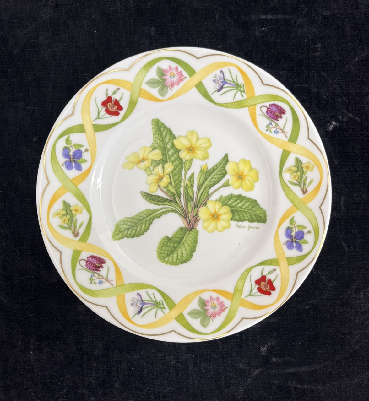 Wedgwood "The Flower Artists of Kew" Primrose Plates Set of 2 - 8.25"
