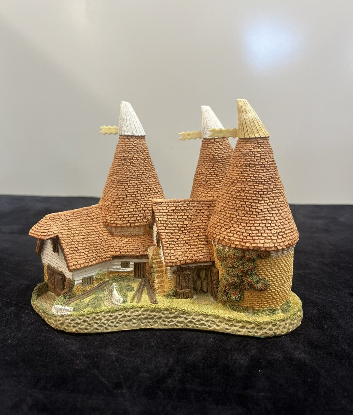 Vintage 1981 David Winter TRIPLE OAST w/ box