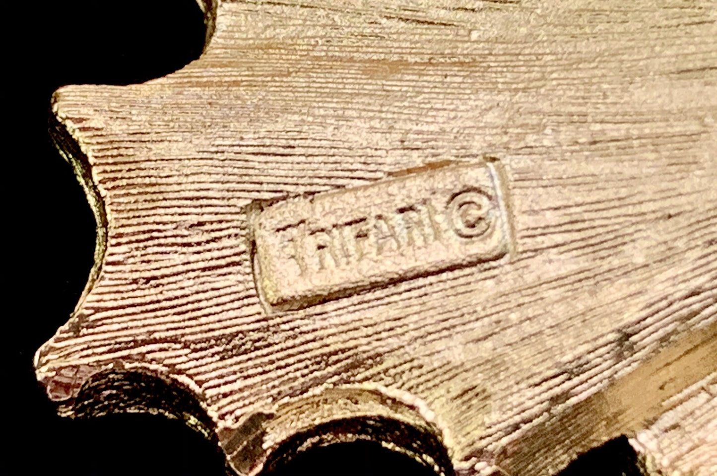 Signed CROWN TRIFARI Vintage Retro Gold Tone Maple Leaf Nature Brooch Pin