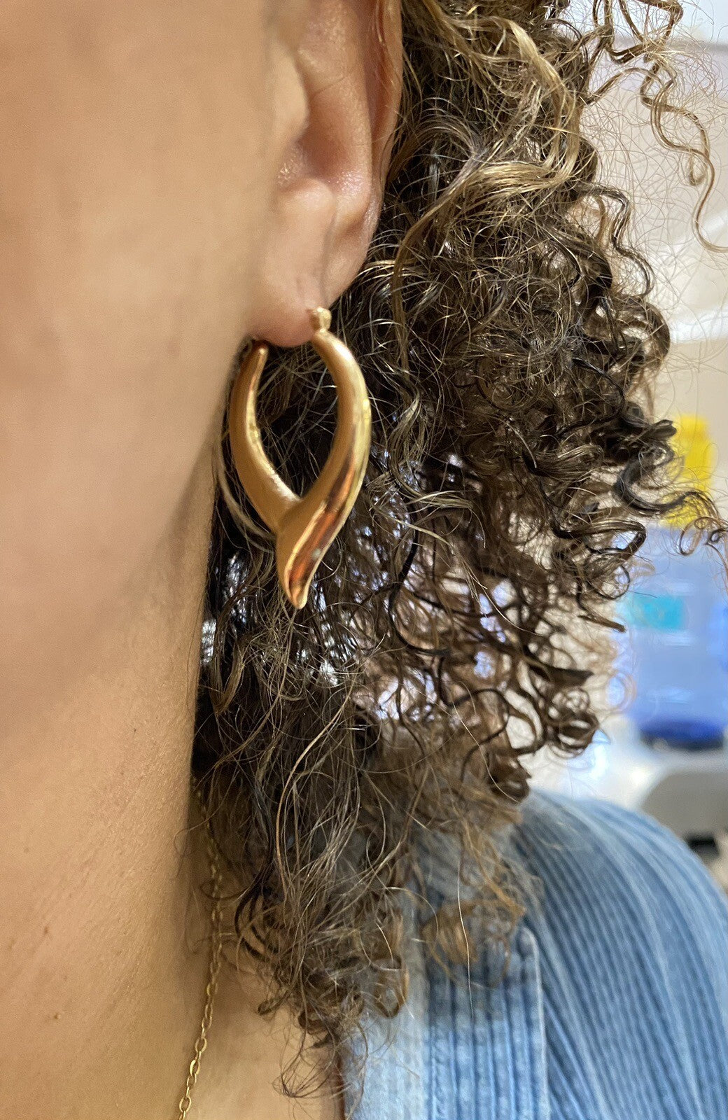 14K Yellow Gold "V" Shaped Hoop Pierced Earrings Vtg  3.8g  1.5" x 1"  Exc CB15