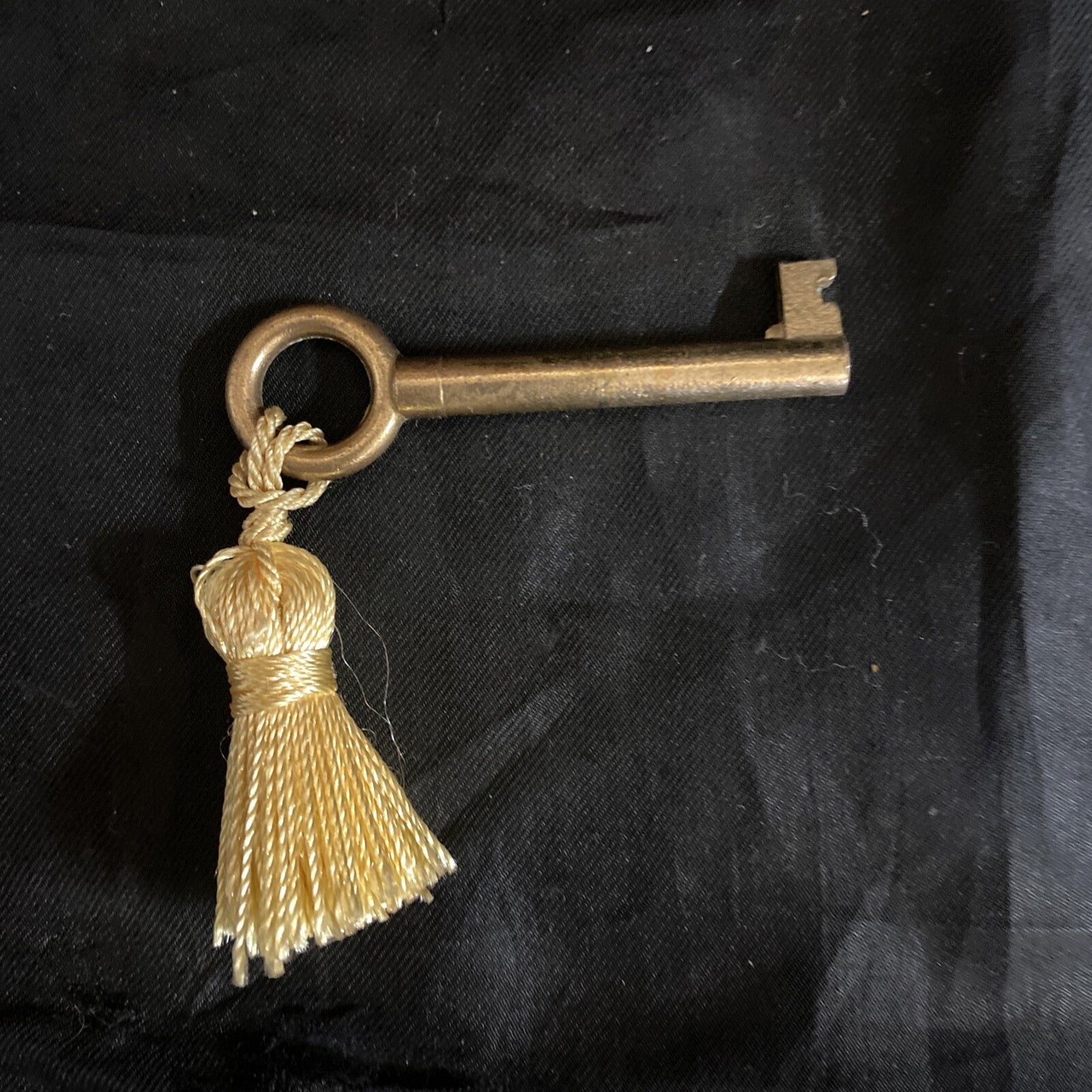 ENGLISH ROSEWOOD BRASS-MOUNTED TANTALUS SINGLE CUT GLASS DECANTER LIQUOR CADDIE