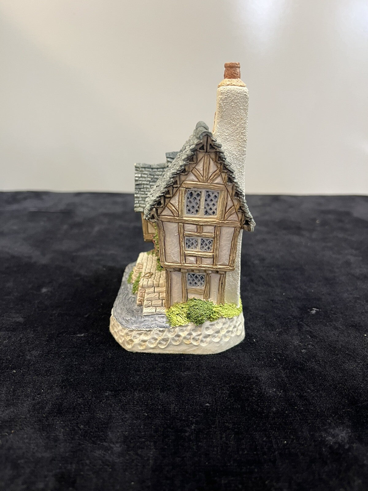 1993 David Winter Cottages Collectors Guild #14 Swan Upping Cottage in Box