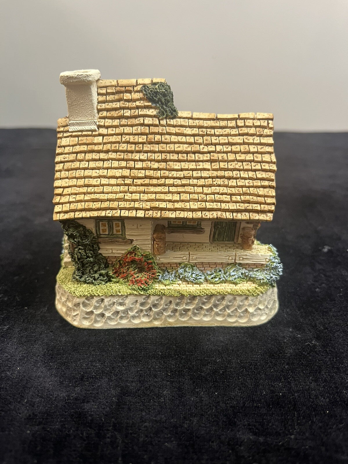 David Winter Cottages THE MODEL DAIRY 1995 in original box w/ COA & Tote Bag