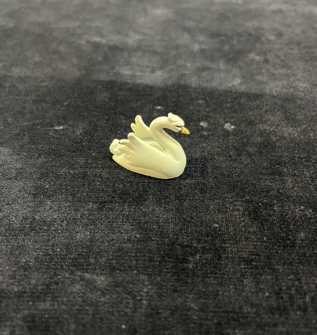 1993 David Winter Cottages Collectors Guild #14 Swan Upping Cottage in Box