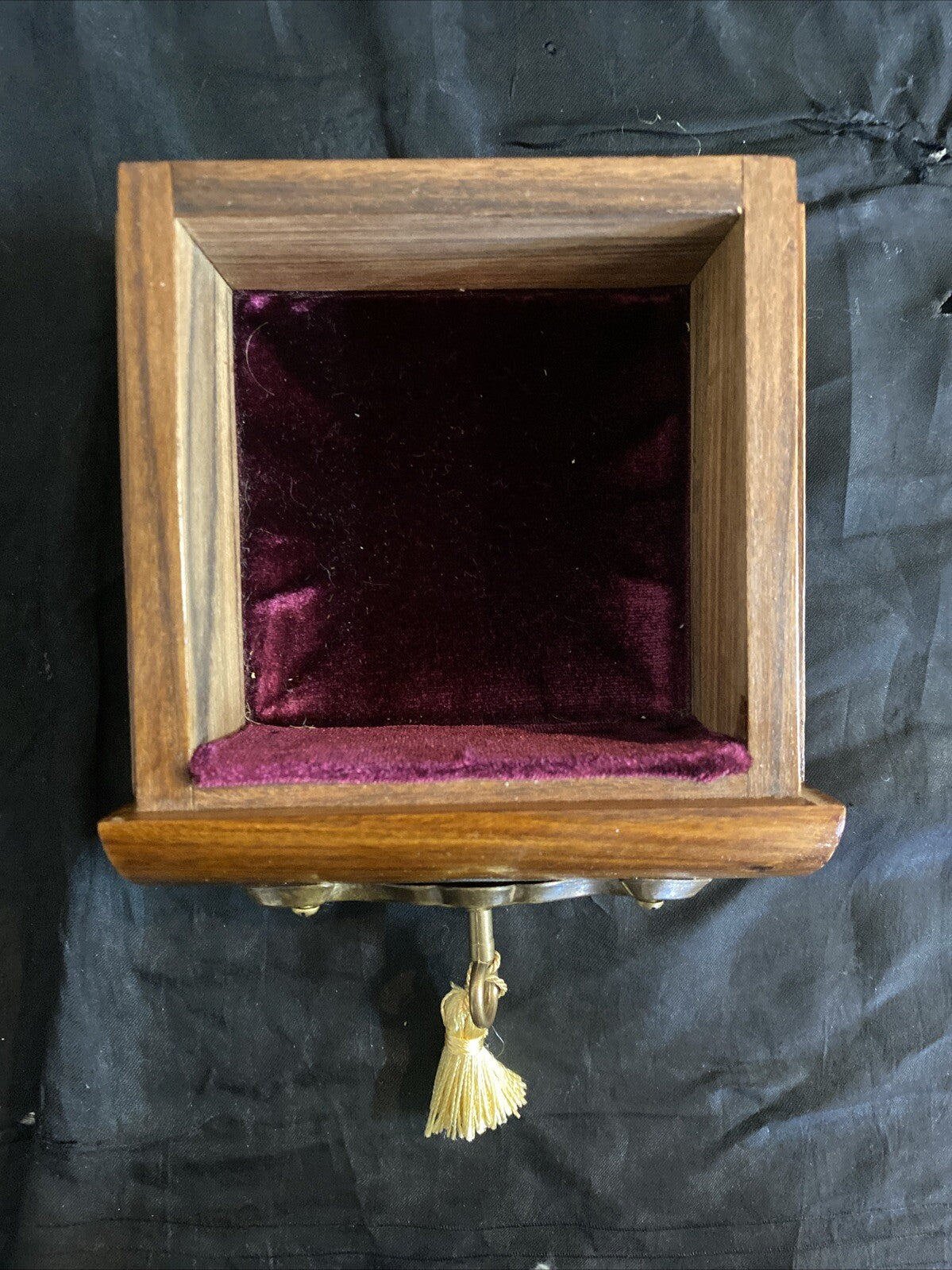 ENGLISH ROSEWOOD BRASS-MOUNTED TANTALUS SINGLE CUT GLASS DECANTER LIQUOR CADDIE