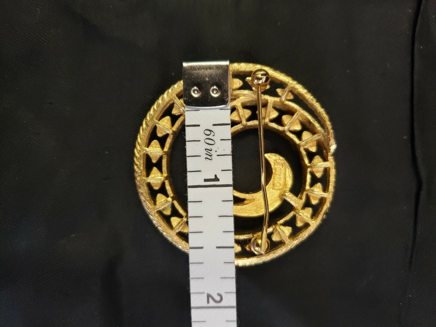 Jewels By Trifari Interlude Gold Tone Circle Swirl Vintage Pin Brooch