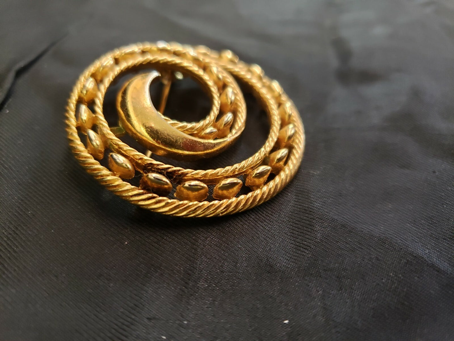 Jewels By Trifari Interlude Gold Tone Circle Swirl Vintage Pin Brooch