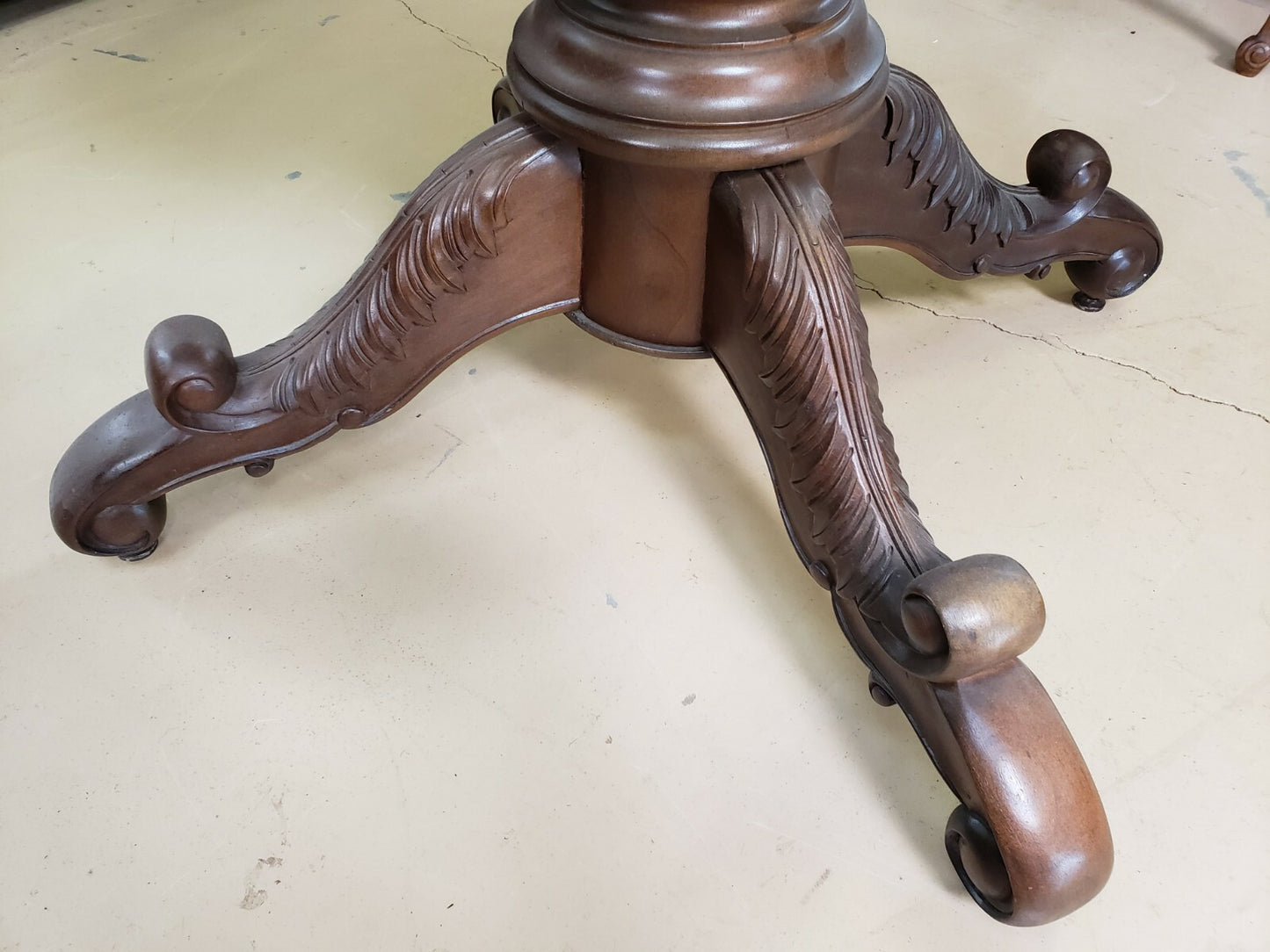 4 ft round Glass Top Table w Carved Mahogany Pedestal Base Great Foyer Breakfast