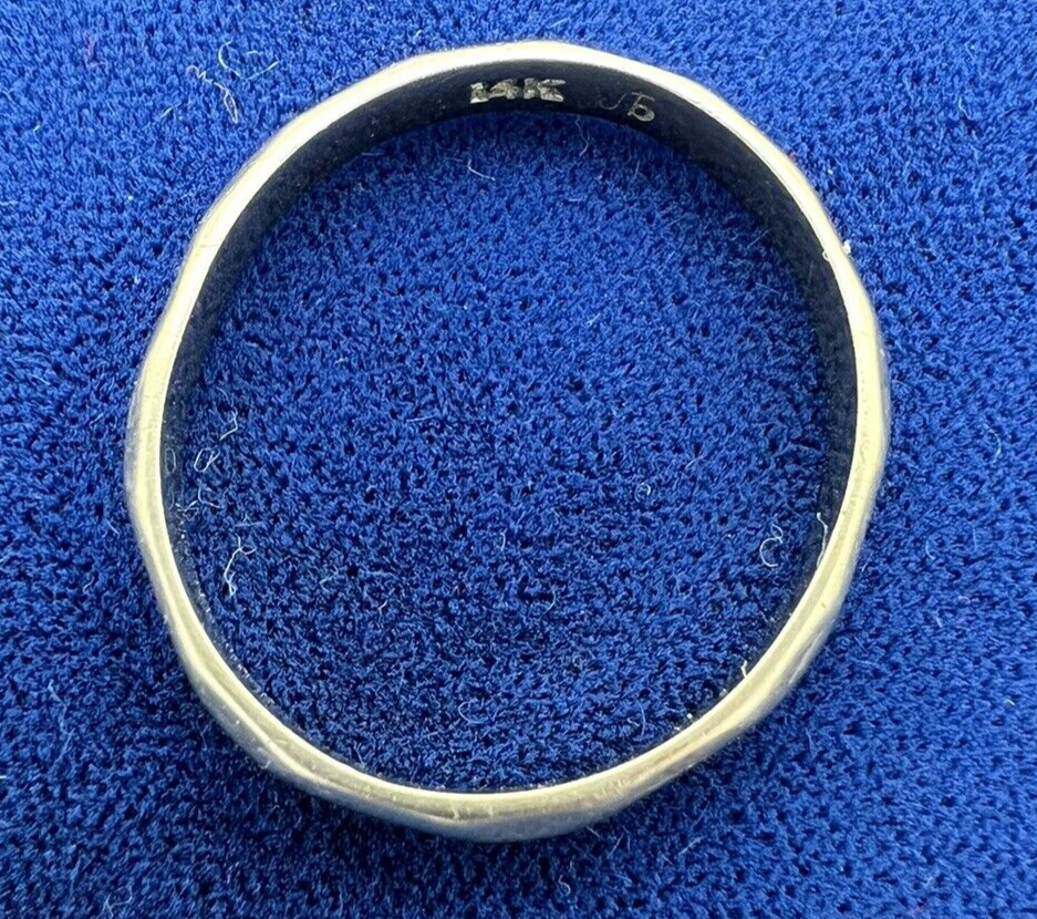 14k White  Gold Ring Shaped Faceted Band  signed JB  sz 8.5, 2.82g  3.37mm wide