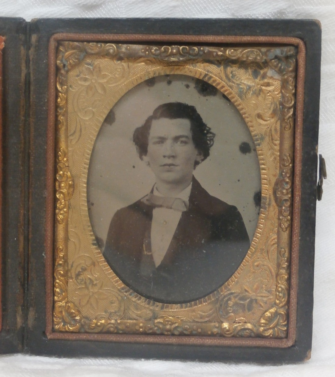 Antique Daguerreotype in hinged case Handsome Young Man 2 x 2 1/2" ninth plate