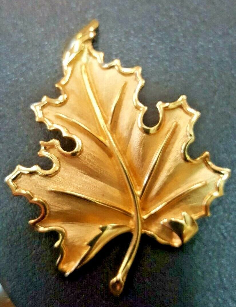 Signed CROWN TRIFARI Vintage Retro Gold Tone Maple Leaf Nature Brooch Pin