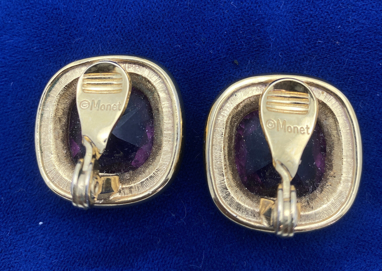 VINTAGE MONET PURPLE GLASS RHINESTONE HIGH END EARRINGS GOLD TONE Clip