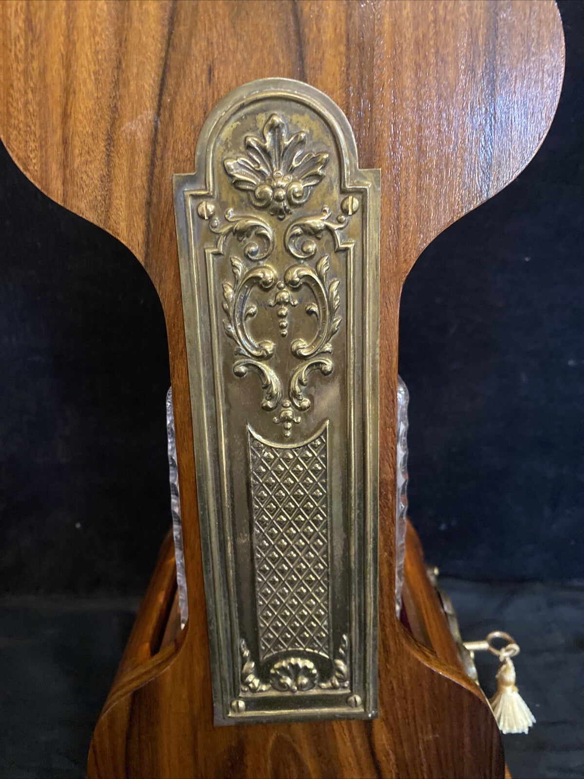 ENGLISH ROSEWOOD BRASS-MOUNTED TANTALUS SINGLE CUT GLASS DECANTER LIQUOR CADDIE