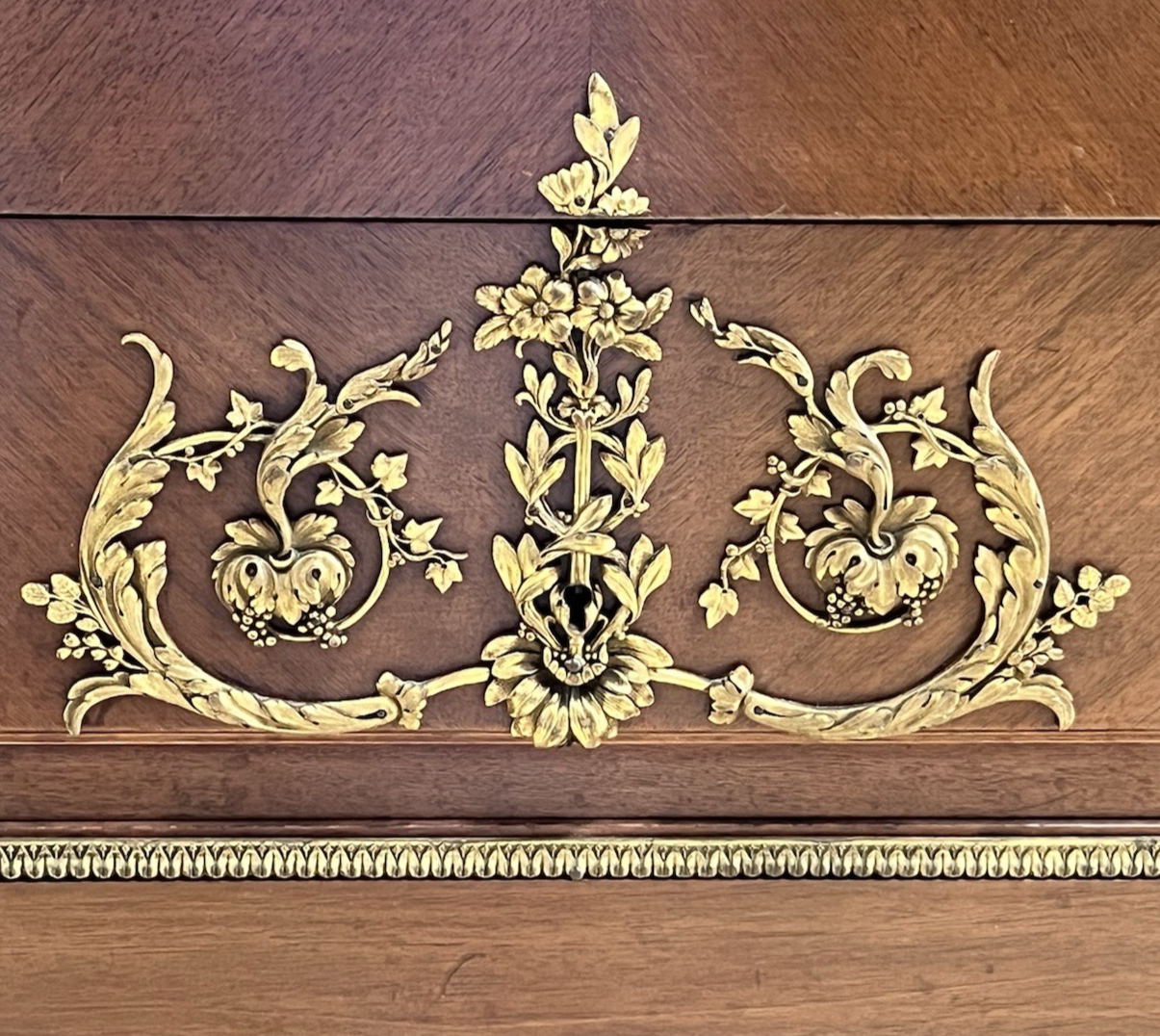 ANTIQUE FRENCH TRANSITIONAL BRONZE ORMOLU MOUNTED WHITE MARBLE-TOP COMMODE CHEST