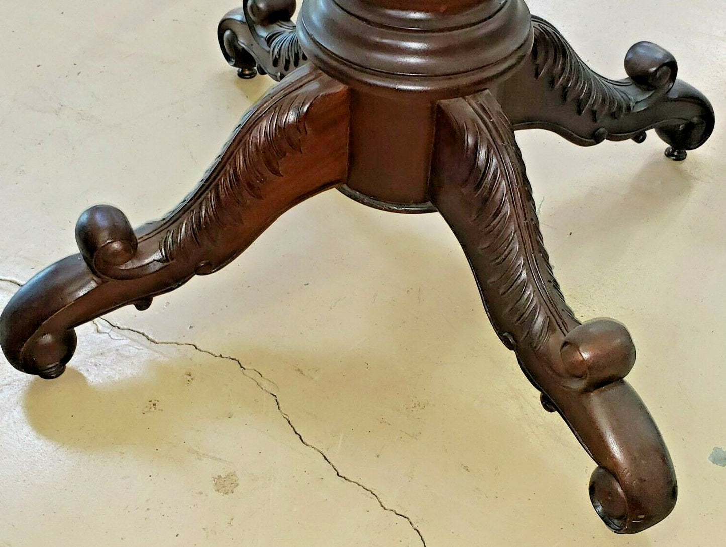 4 ft round Glass Top Table w Carved Mahogany Pedestal Base Great Foyer Breakfast