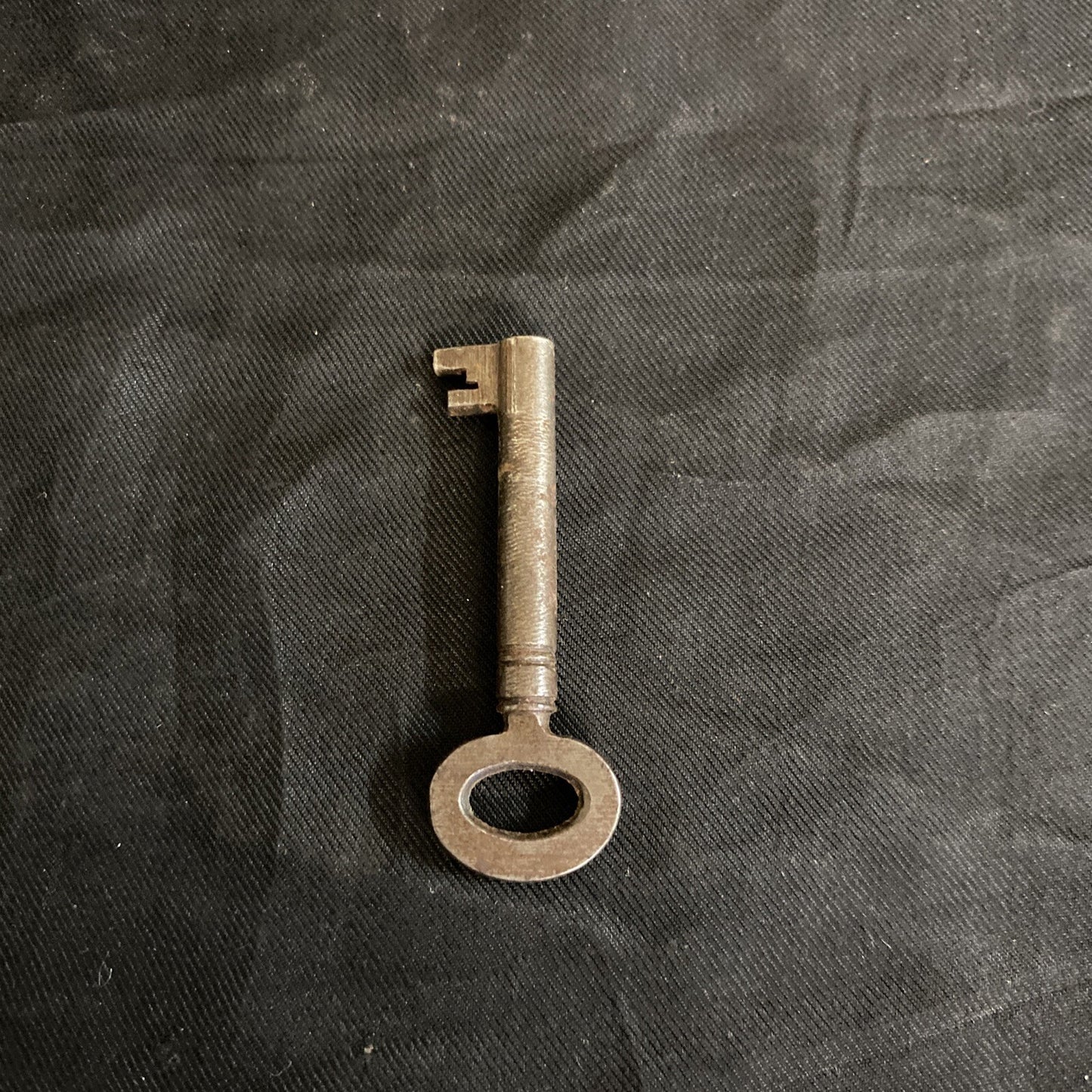 ENGLISH EDWARDIAN GILT METAL-MOUNTED OAK SMOKERS BOX CADDIE CHEST