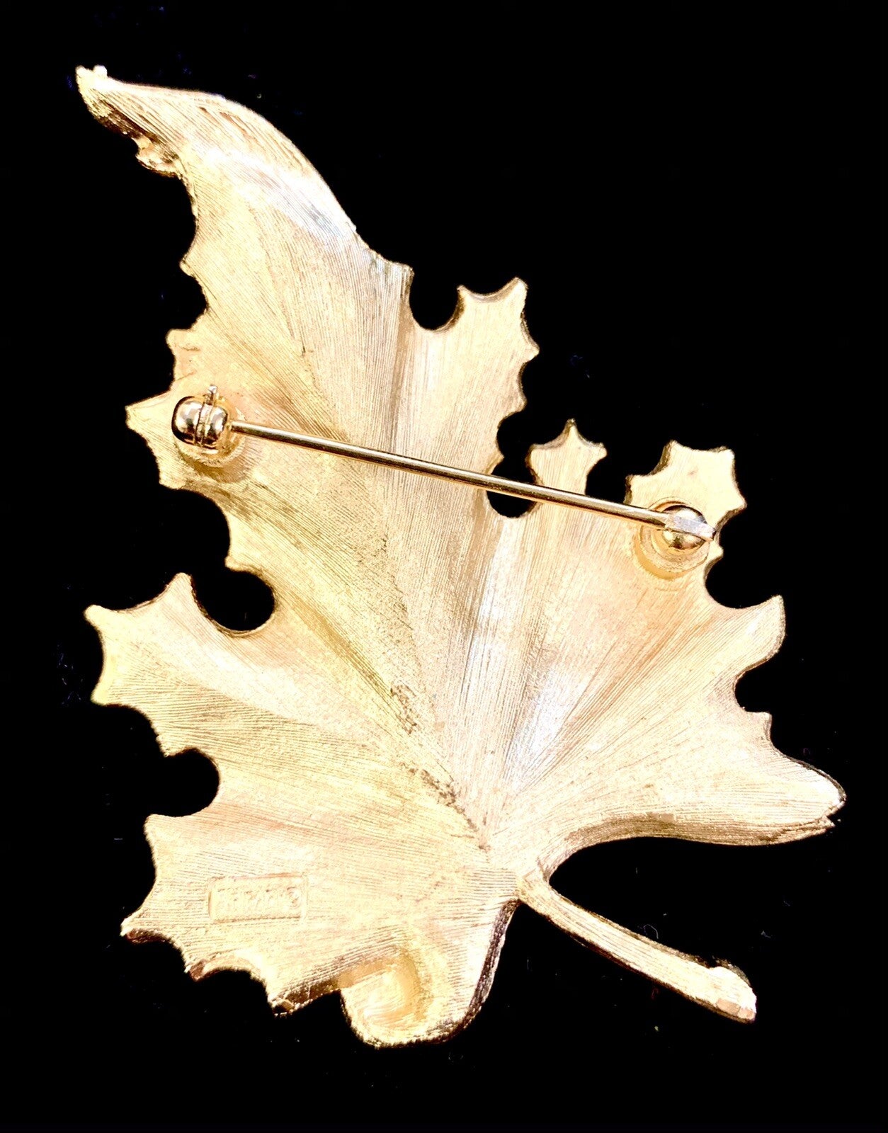 Signed CROWN TRIFARI Vintage Retro Gold Tone Maple Leaf Nature Brooch Pin