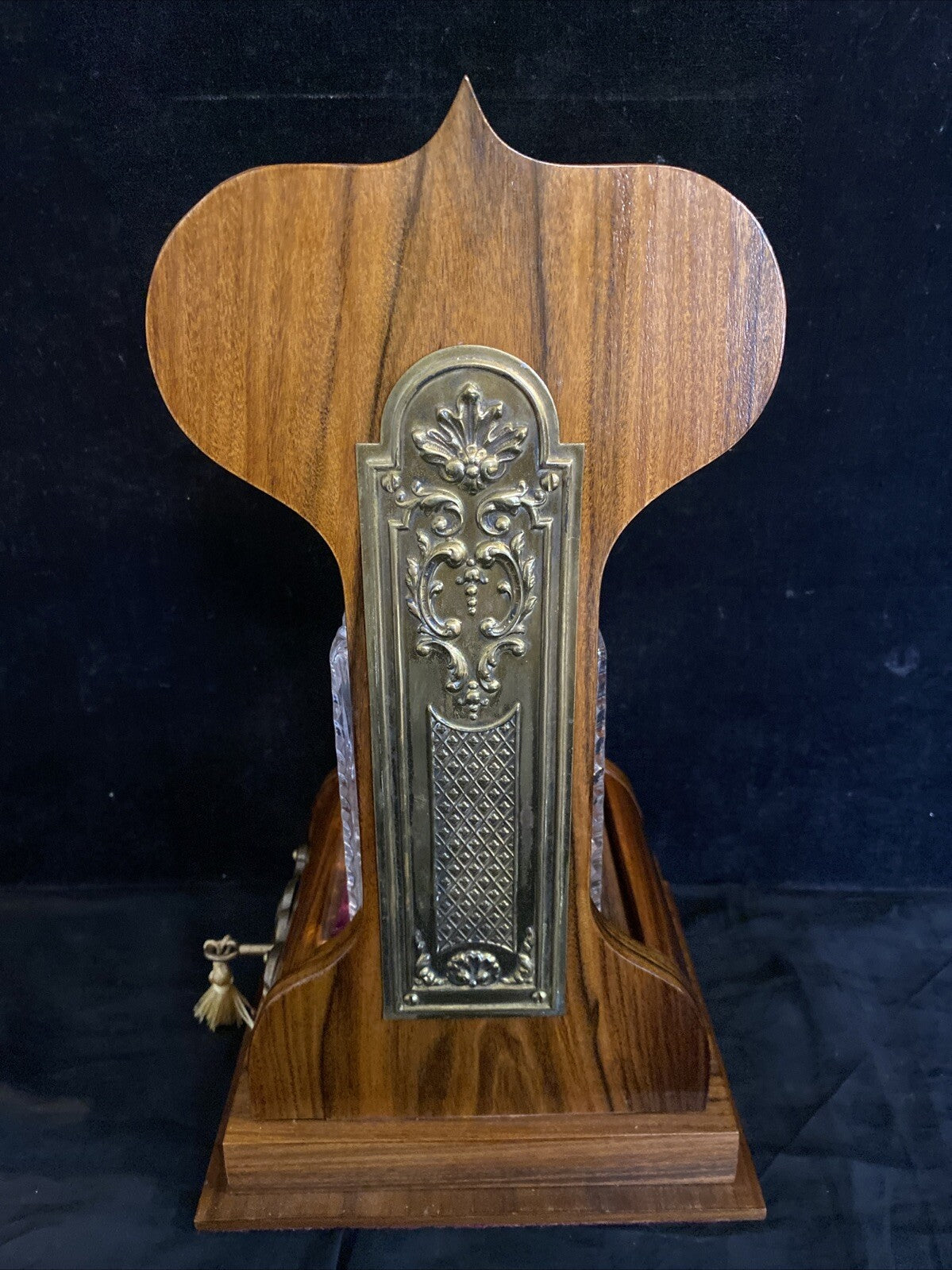 ENGLISH ROSEWOOD BRASS-MOUNTED TANTALUS SINGLE CUT GLASS DECANTER LIQUOR CADDIE