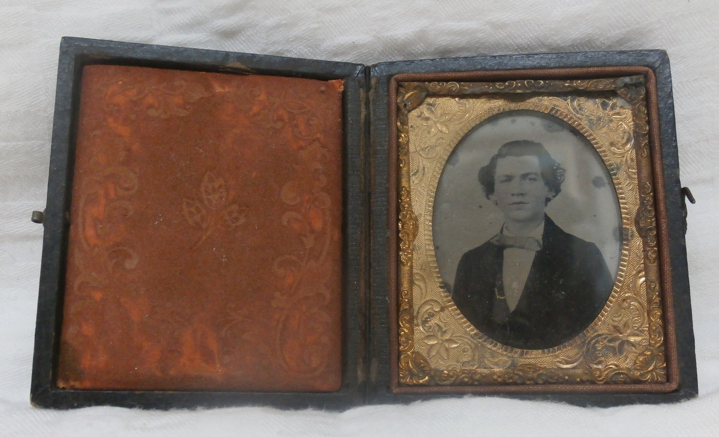 Antique Daguerreotype in hinged case Handsome Young Man 2 x 2 1/2" ninth plate