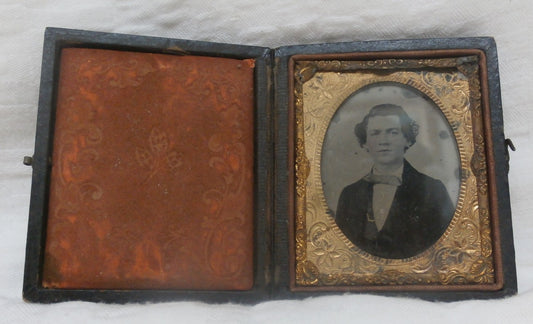 Antique Daguerreotype in hinged case Handsome Young Man 2 x 2 1/2" ninth plate