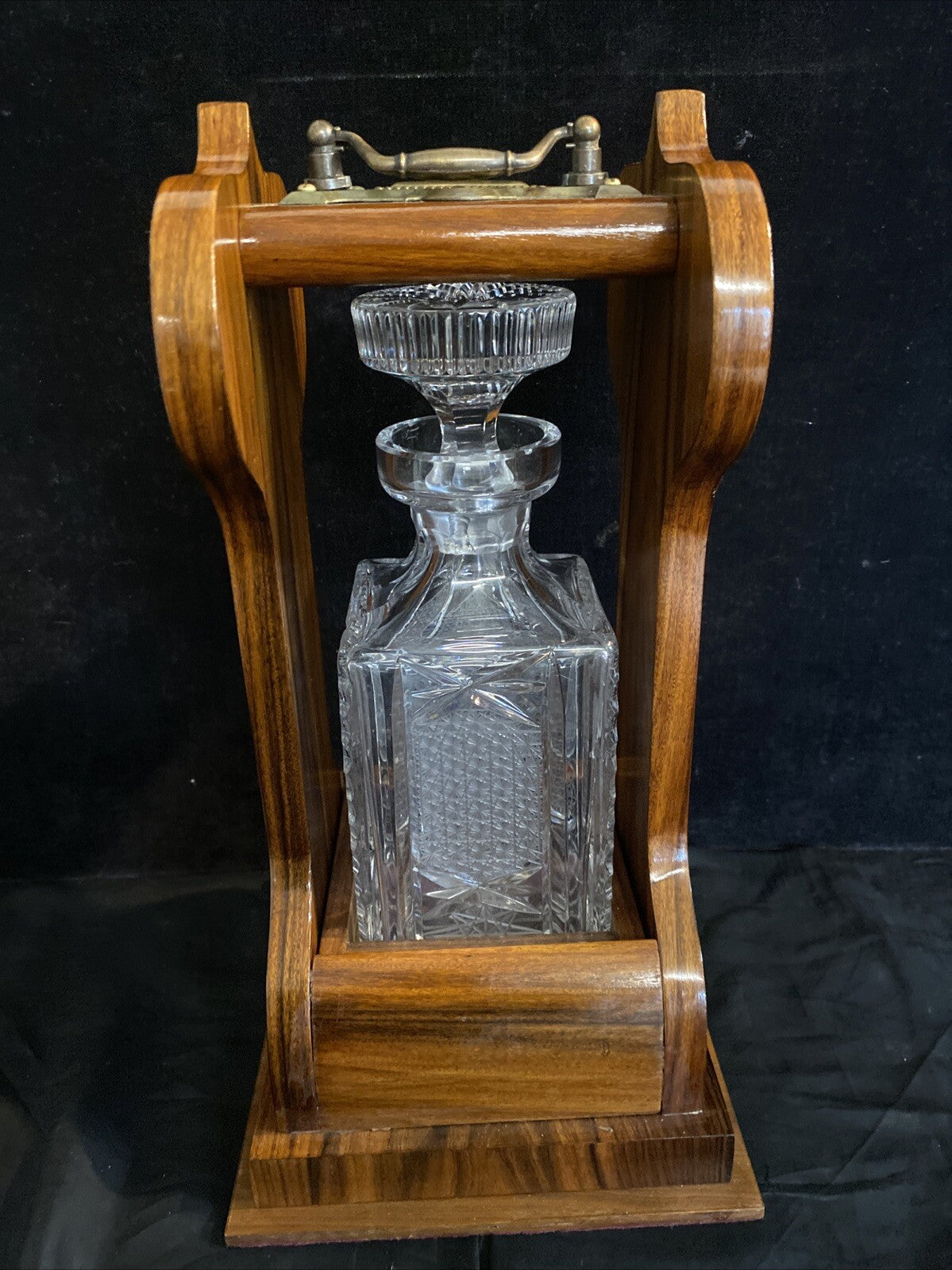 ENGLISH ROSEWOOD BRASS-MOUNTED TANTALUS SINGLE CUT GLASS DECANTER LIQUOR CADDIE