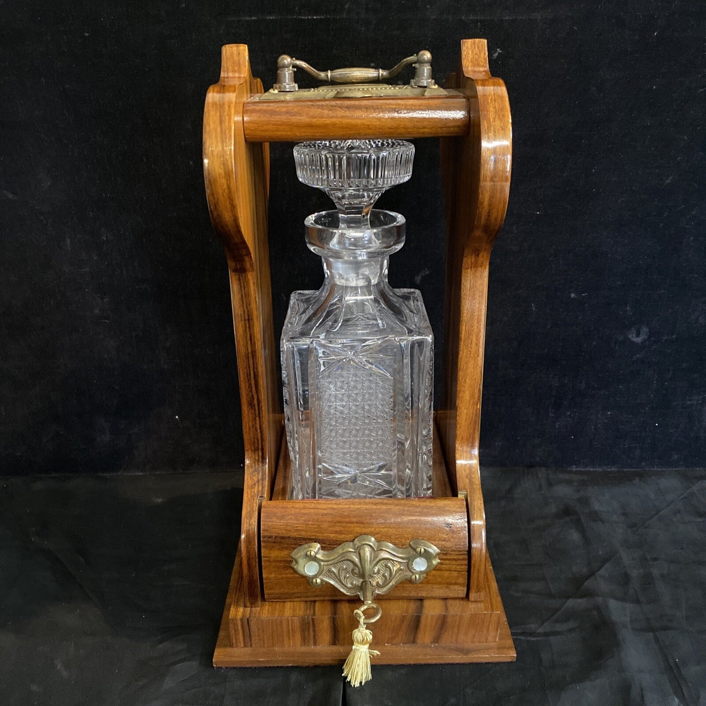 ENGLISH ROSEWOOD BRASS-MOUNTED TANTALUS SINGLE CUT GLASS DECANTER LIQUOR CADDIE