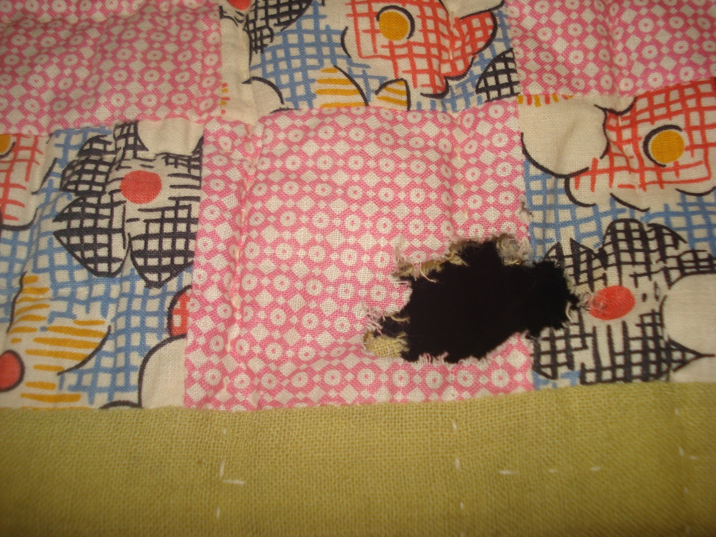 VINTAGE GREEN HANDSTITCHED PATCHWORK APPLIQUE SQUARES QUILT/BEDSPREAD/COMFORTER