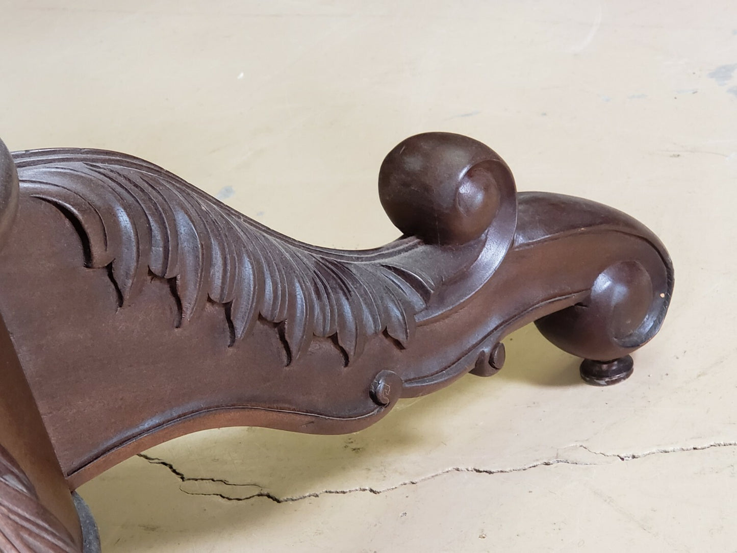 4 ft round Glass Top Table w Carved Mahogany Pedestal Base Great Foyer Breakfast