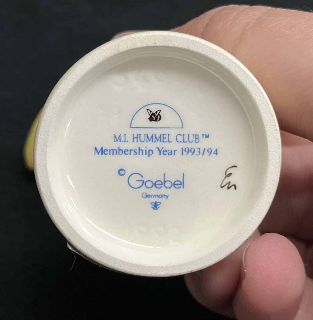1992 M.I. Hummel Exclusive Goebel "A Sweet Offering" Porcelain Figurine #549 3/0